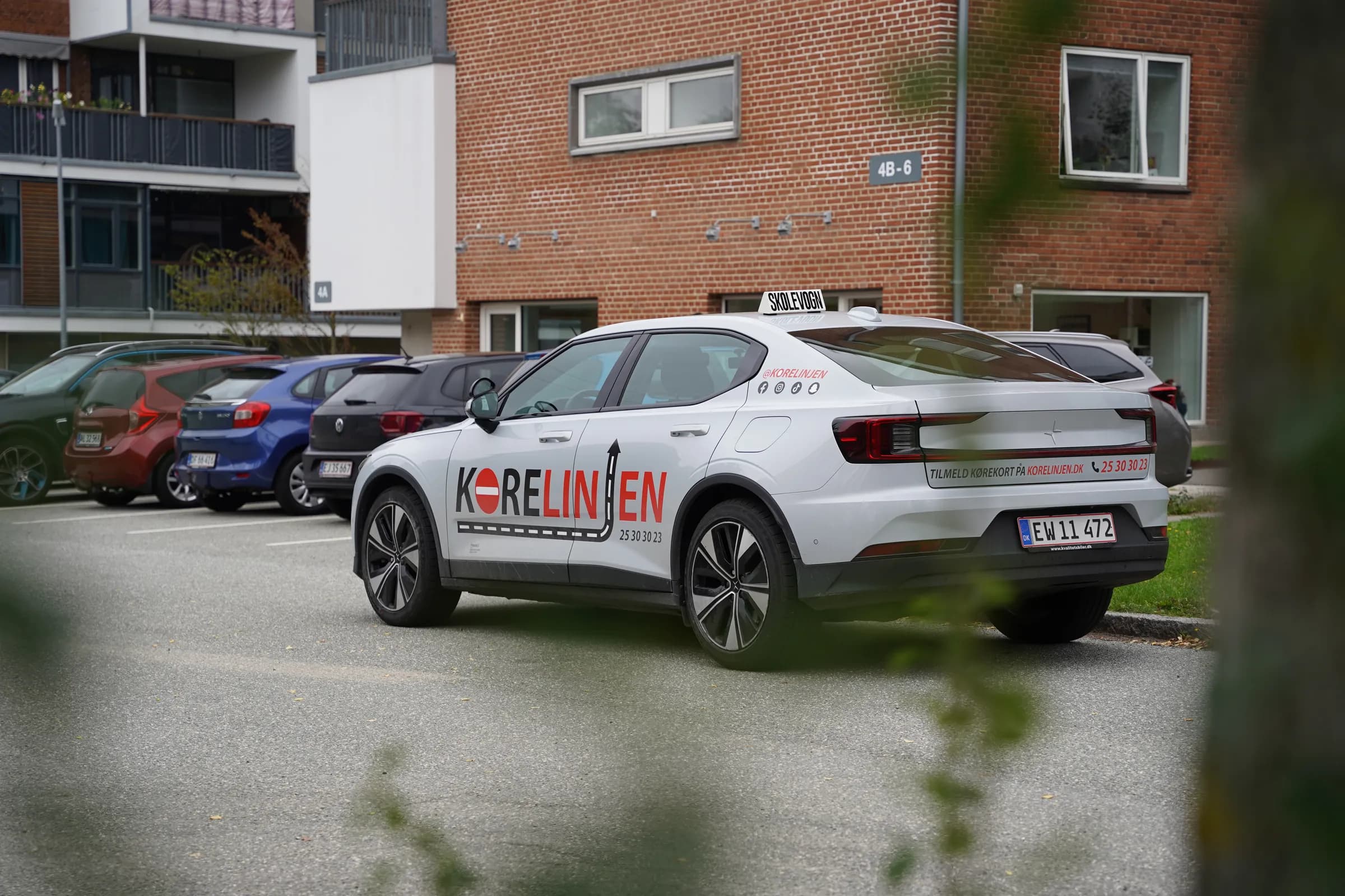 Kørelinjens skolevogn parkeret i et boligområde